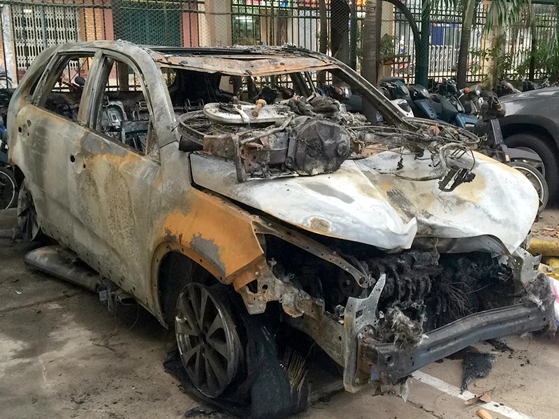 Hai phương tiện cháy trụi, trơ khung được đưa về Công an quận 5 để phục vụ điều tra